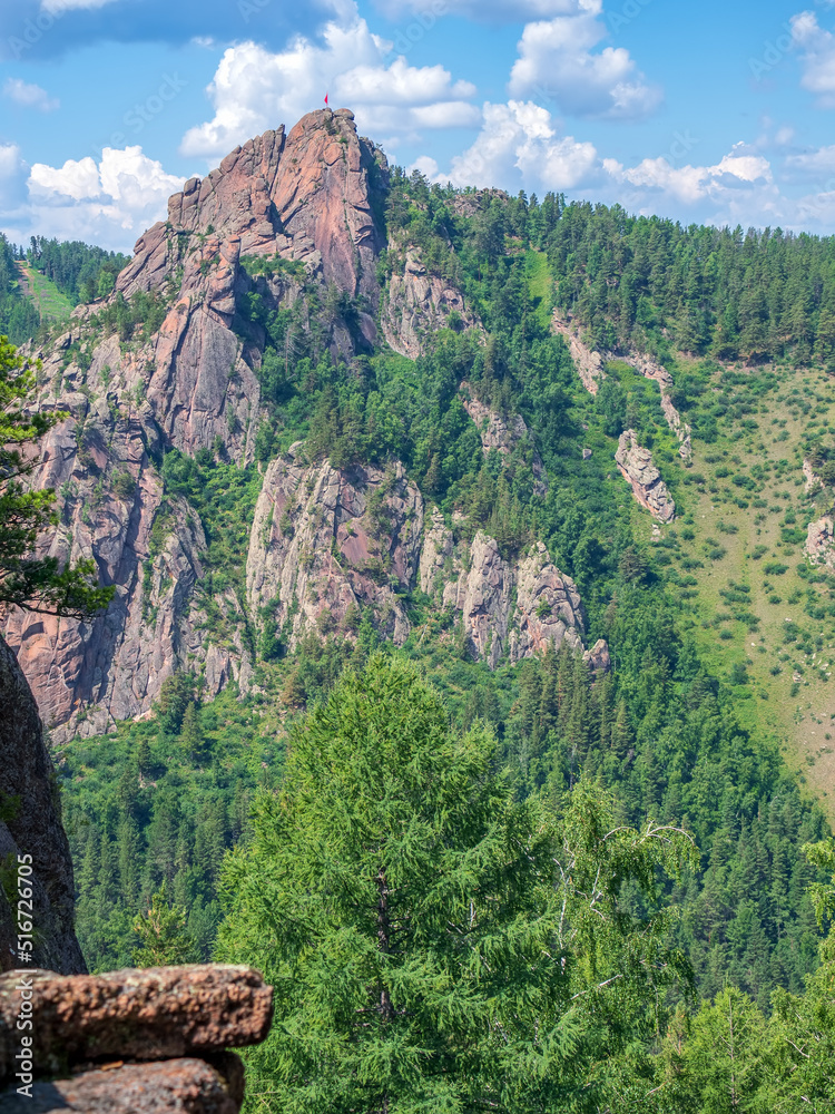 用于高级徒步旅行和登山的高森林岩石。