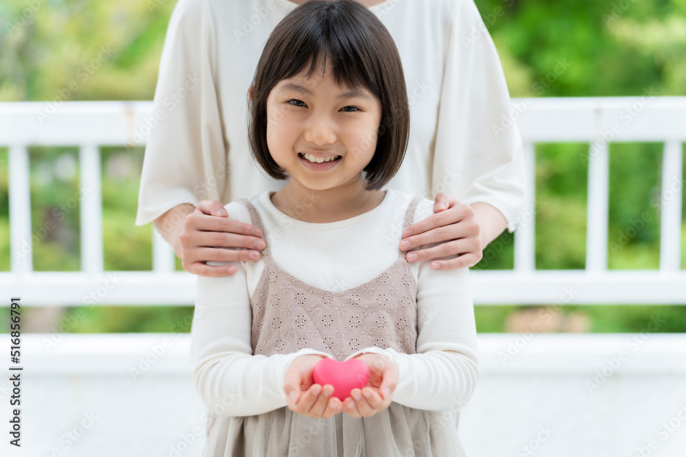 ハートを持つ女の子とお母さん