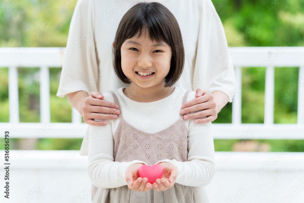 ハートを持つ女の子とお母さん