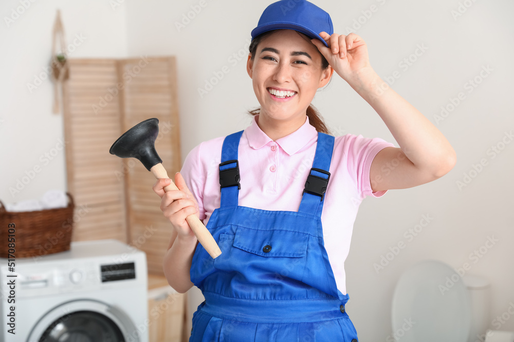 浴室里有柱塞的亚洲女水管工