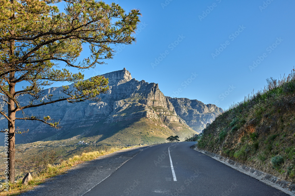 日出时山上的空路。俯瞰山峰的空街。祠景