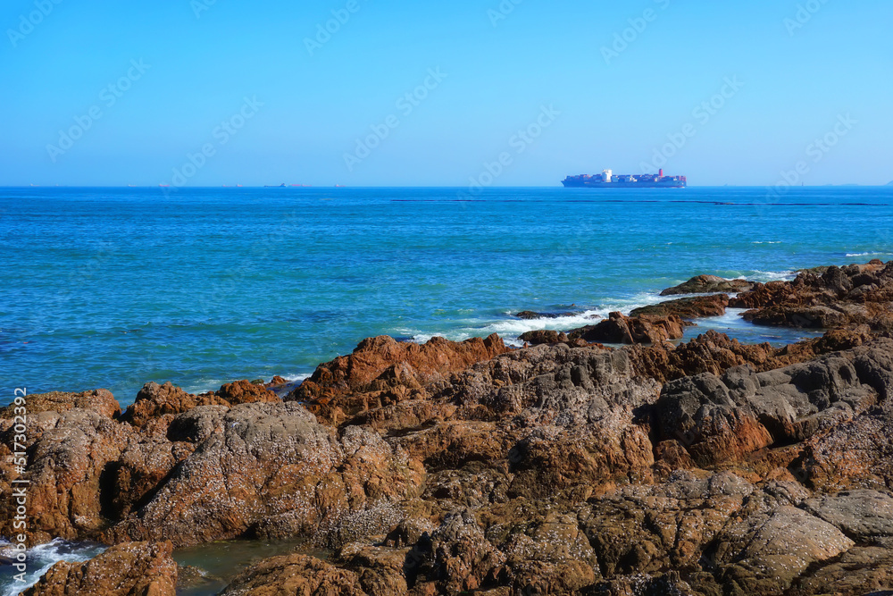 海滩上的珊瑚礁和大海