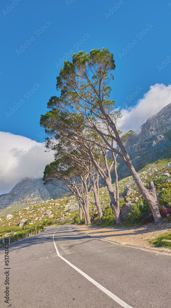 山间乡村公路蜿蜒穿过一座风景优美的岩石山丘。山上的街道有g