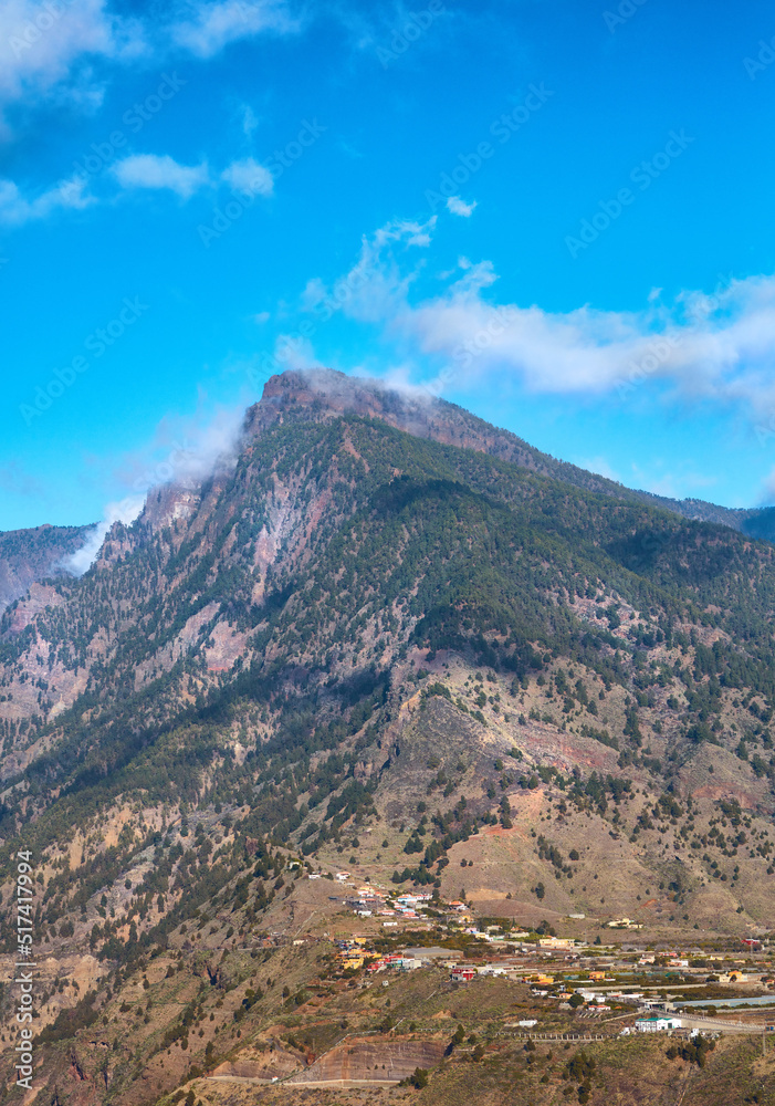 小镇或村庄附近山顶的美丽景观。山峰的宁静景色