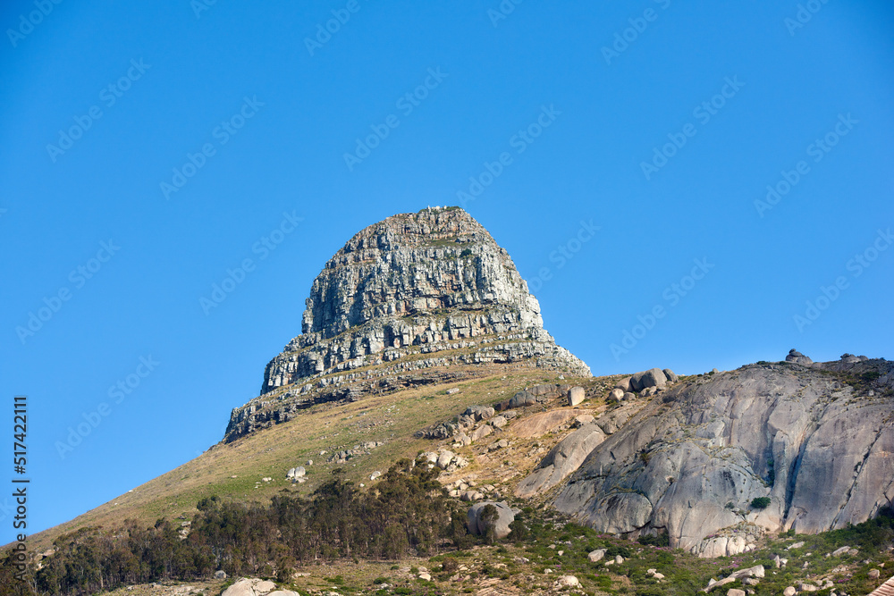 从下方俯瞰开普敦桌山顶峰的蓝天景观，带有复制空间。