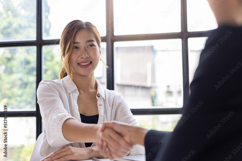 握手。女商人在谈判达成协议后与商业伙伴握手