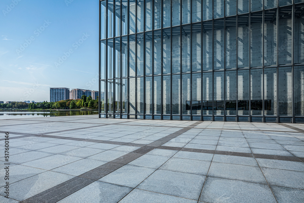 空荡荡的广场层和现代城市建筑风光