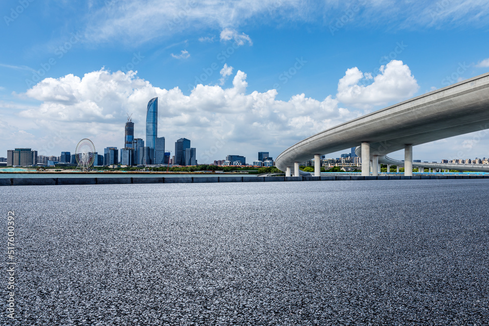 中国苏州的沥青道路和城市天际线与现代建筑。