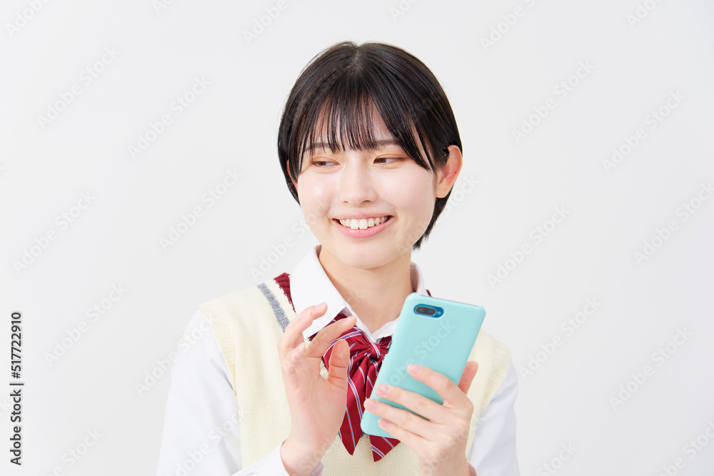 スマホを使う女子高生　白背景