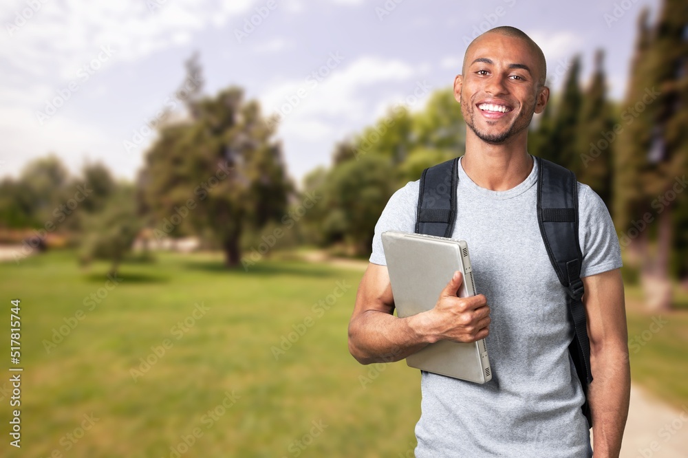 站在街上的地道年轻英俊男子。大学校园里微笑的学生。教育