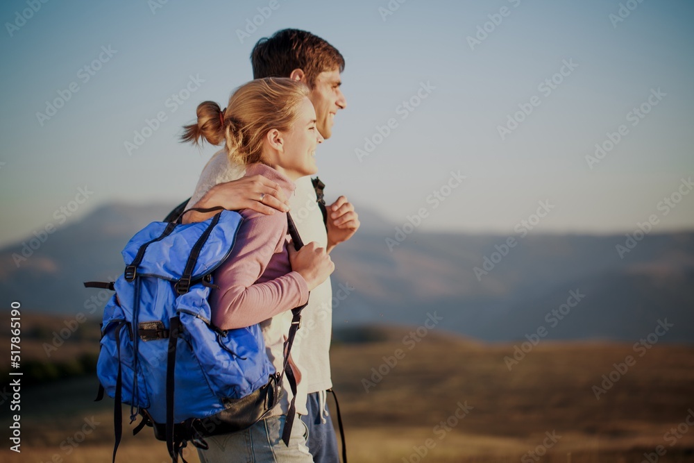 一对情侣在高山上徒步旅行