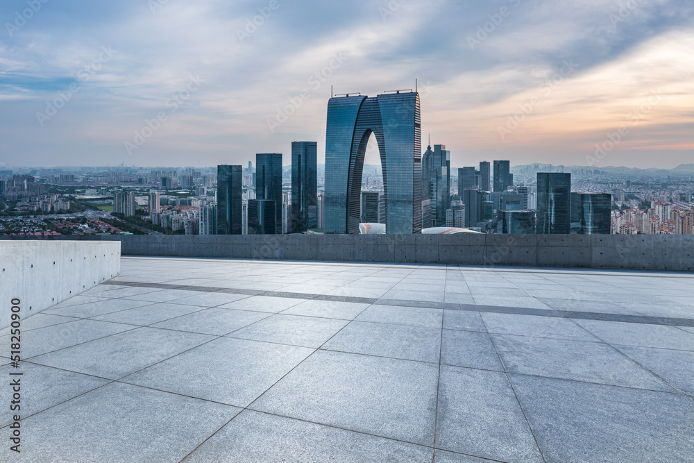 中国苏州，空荡荡的地板和现代的城市天际线，日落时的建筑景观。高角度的生活