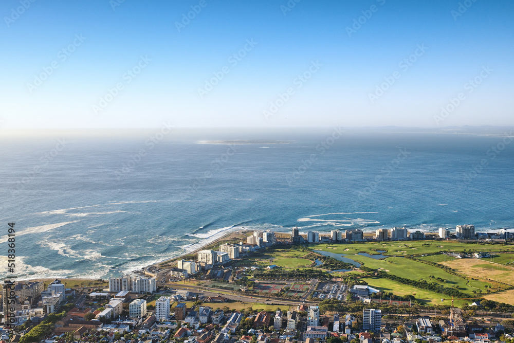 夏日海滩附近美丽的沿海城市的景观。热门景点的鸟瞰图