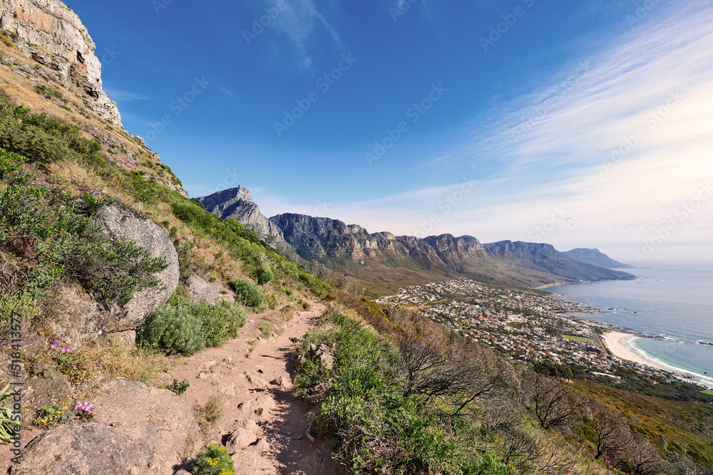 风景如画的海岸和岩石山坡，多云的蓝天背景和复制空间。崎岖的la