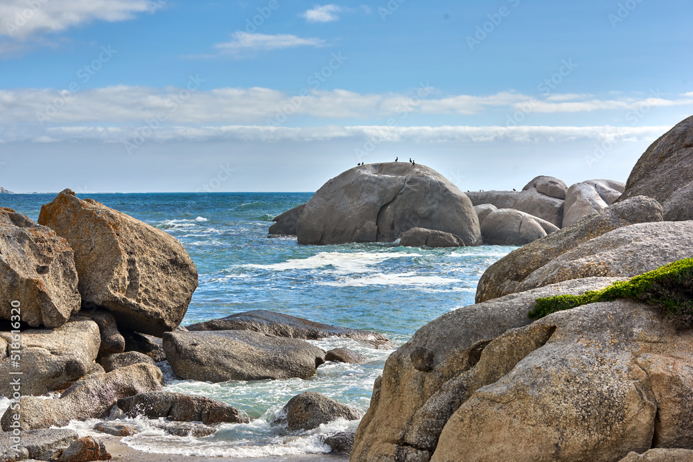 夏天阳光明媚的海滩上，大石头和海水的美丽海景
1246924392,米色到绿色抽象散焦背景，星形散焦图案