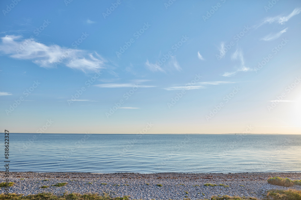 阳光明媚的夏日，海滩海岸和海水的海景。美丽的sce