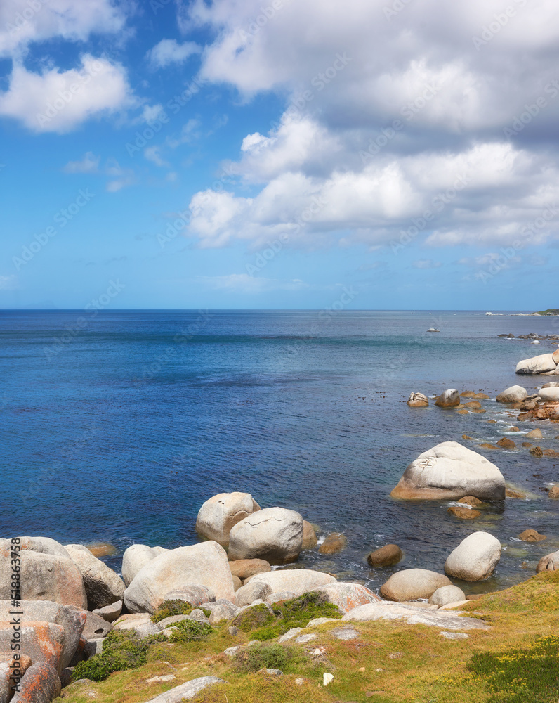 平静的年代，海滩的海景，岩石或巨石，海水冲到岸上