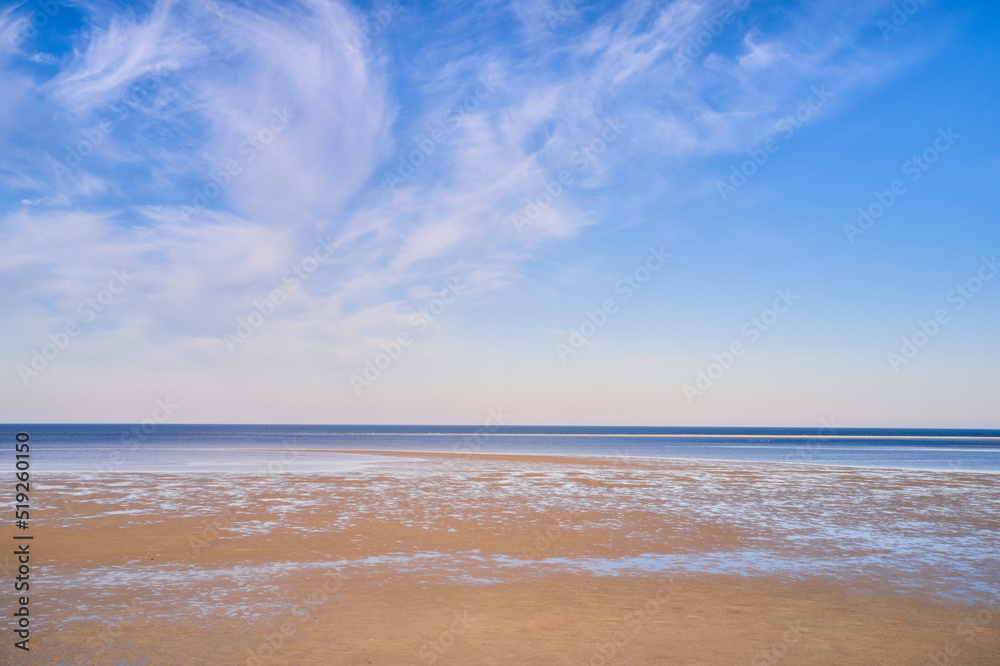 夏日早晨平静的海水的蓝色海景。带蓝色s的海岸线的自然景观