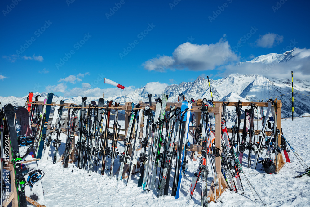 许多滑雪板滑雪板矗立在高山度假胜地