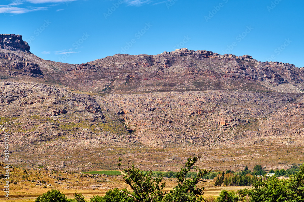 大自然中的山脉自然景观。岩石山丘和阳光下的草地景观