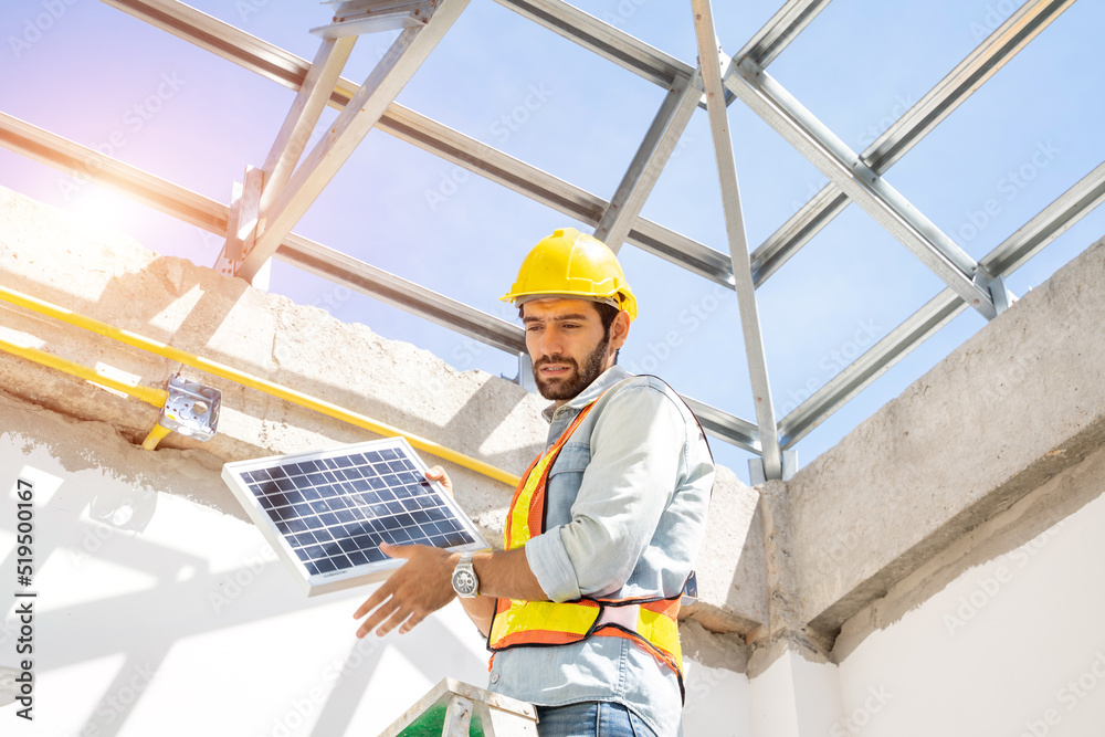 在建房屋上安装太阳能电池板的工程师。