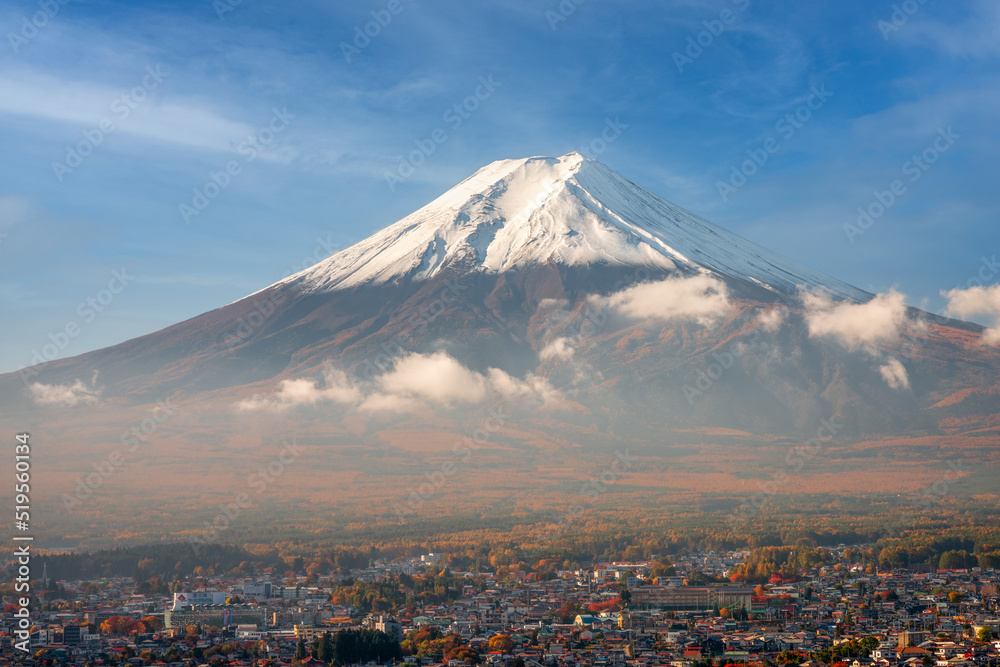 富士山高耸于日本富士吉田之上