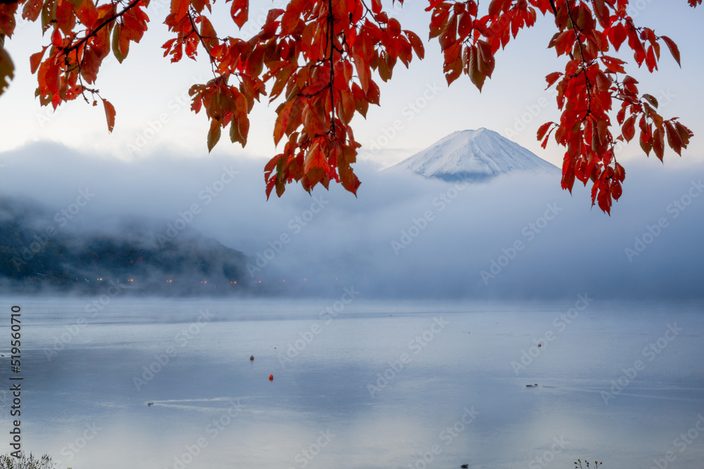 雾滚滚，日本川口湖上的富士山