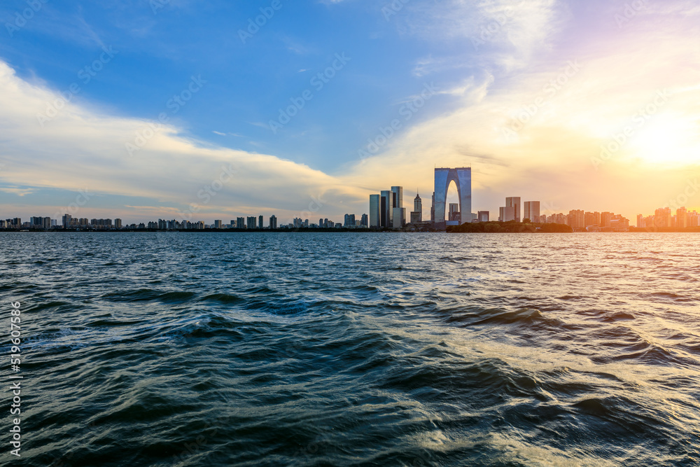 日落时分，中国苏州的城市天际线和现代建筑全景。