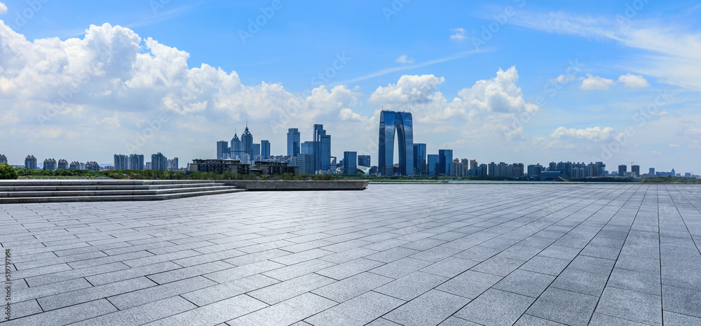 中国江苏省苏州市的城市景观。空旷的广场和城市天际线的景色。