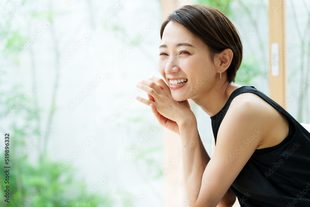 ショートヘアの女性　ポートレート