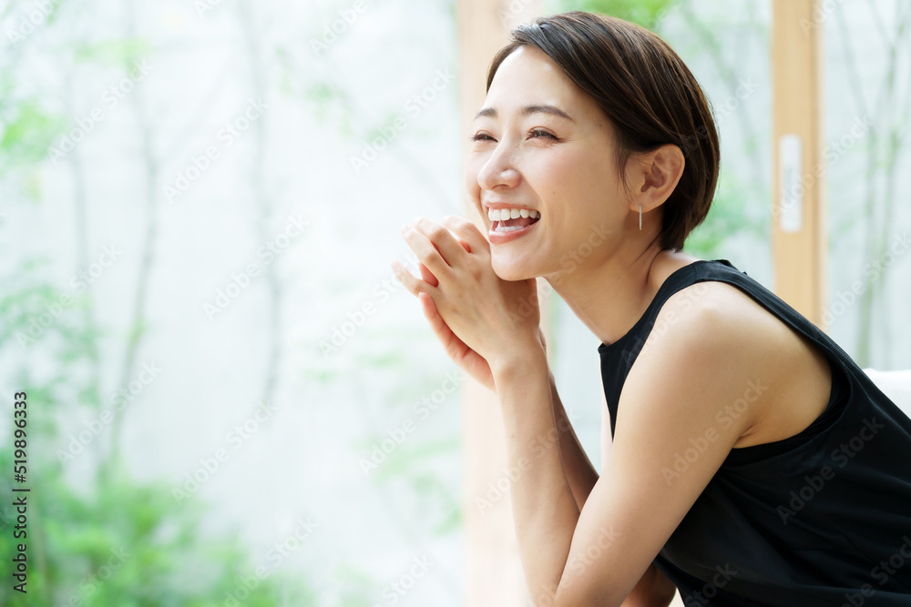 ショートヘアの女性　ポートレート