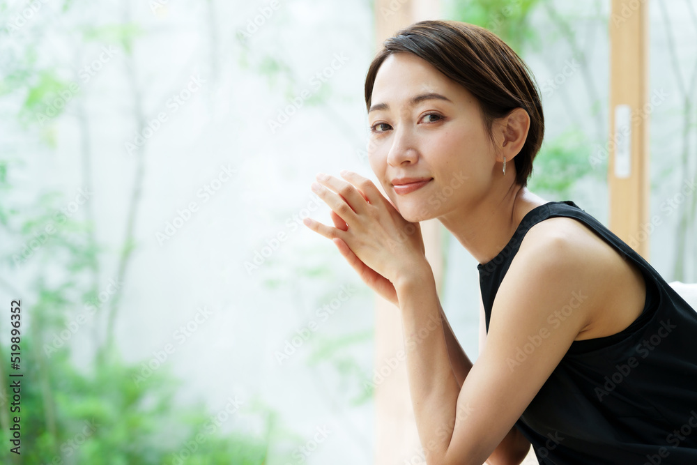 ショートヘアの女性　ポートレート