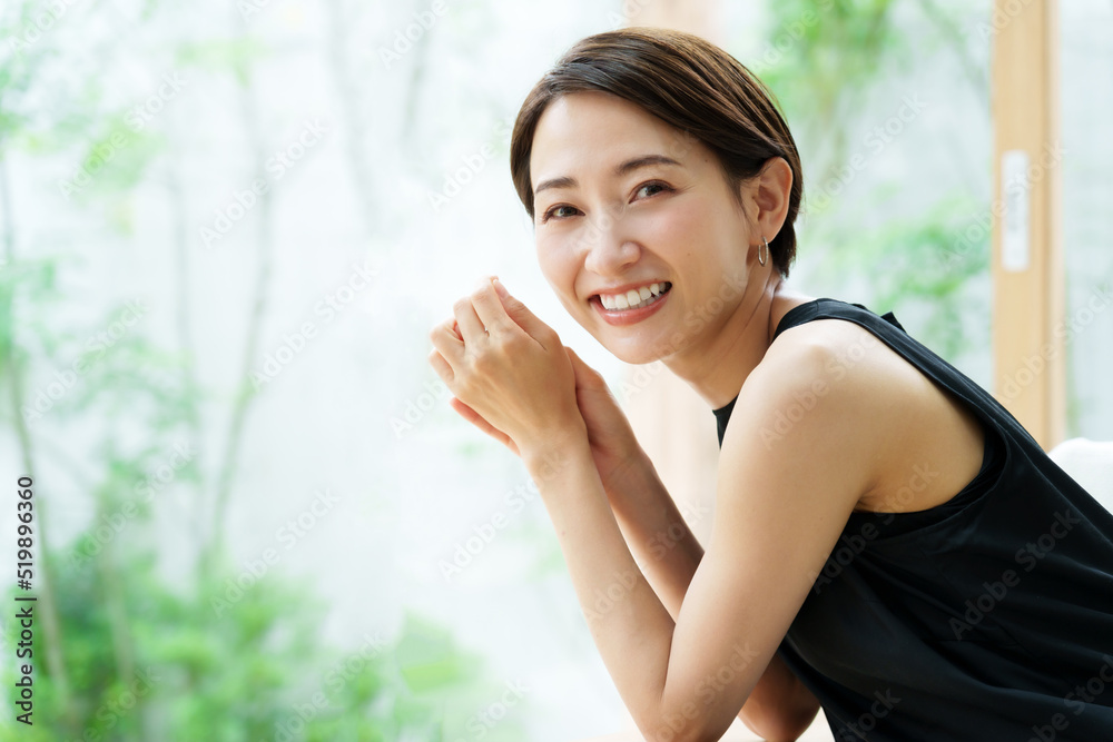 ショートヘアの女性　ポートレート