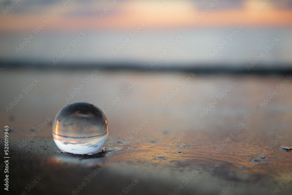 夕暮れの砂浜と水晶玉