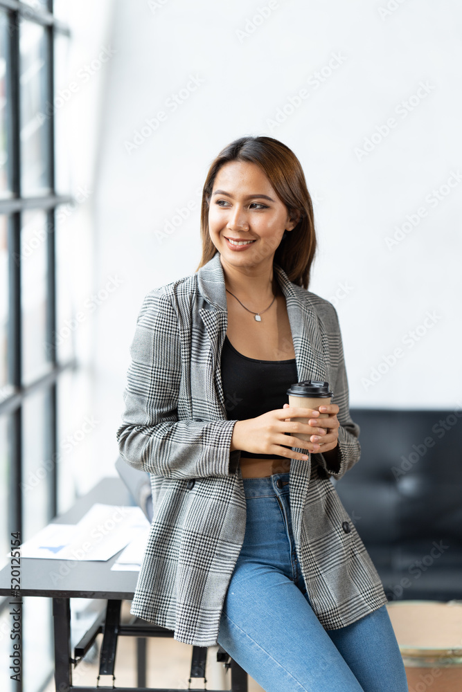 办公室里年轻漂亮的亚洲商业女性的肖像。