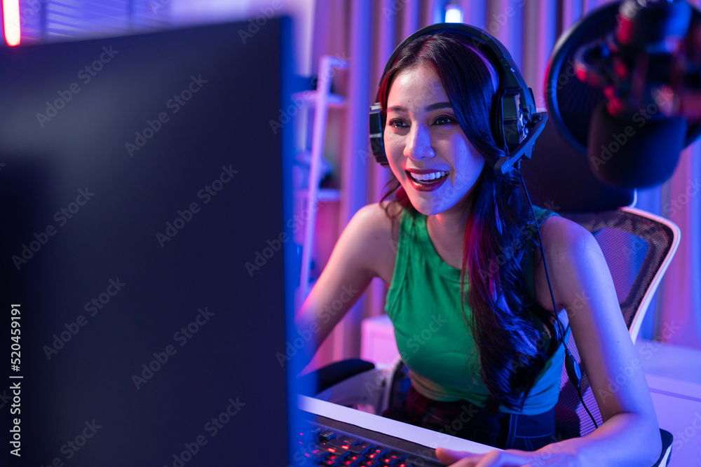 亚洲美女Esport女玩家在电脑上玩在线视频游戏。