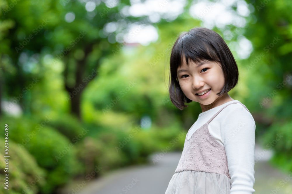 公園を散歩する女の子