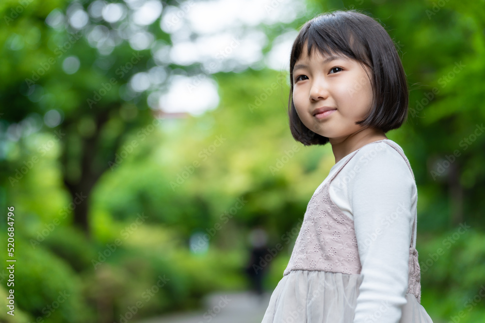 公園を散歩する女の子