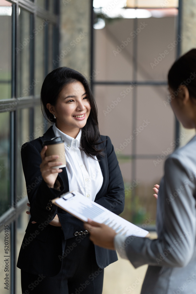 自信专注的女商人、教师或导师教练在谈判中与商界人士交谈