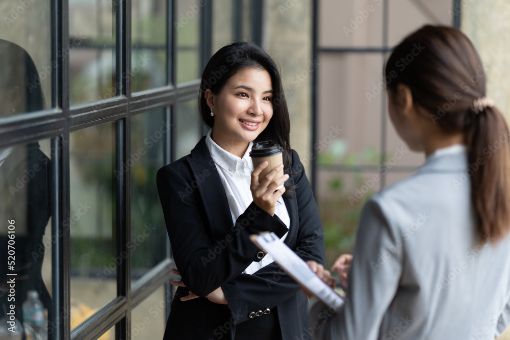 自信专注的女商人、教师或导师教练在谈判中与商界人士交谈