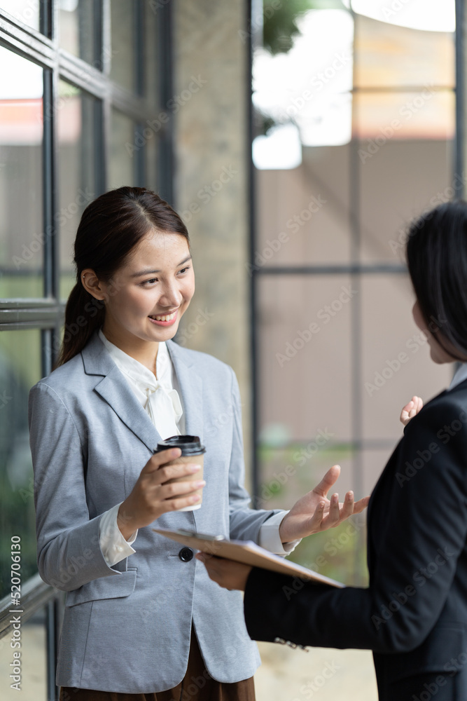 自信专注的女商人、教师或导师教练在谈判中与商界人士交谈