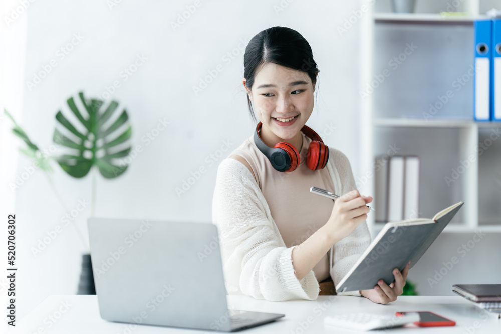 教育在线学习或自学概念。年轻的亚洲女孩从博做研究和发现