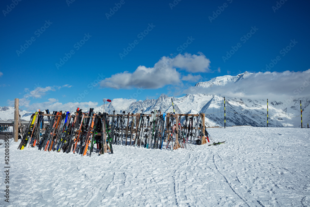 许多滑雪板的天空矗立在山顶上的雪峰上