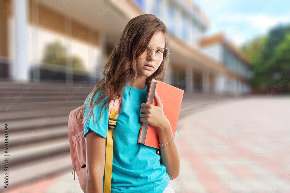 站在大学大楼附近的开朗女学生的户外画像