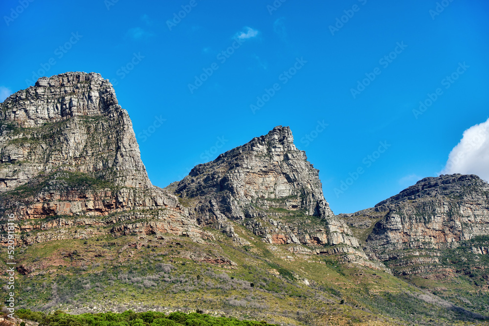 美丽的户外山地景观，自然中有蓝天的复制空间。高山的外部景色