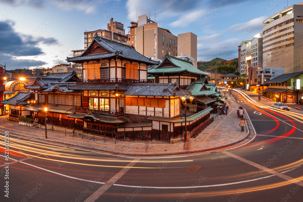 黄昏时的日本爱媛松山多戈温泉。