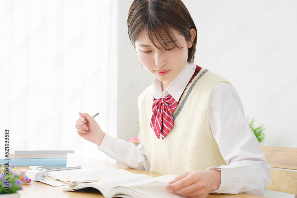 自宅で勉強する女子高生