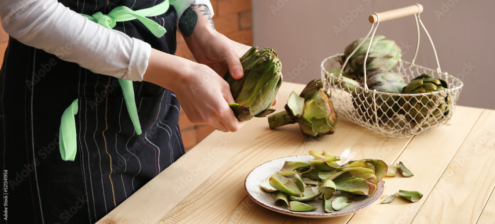 女人在厨房准备美味的生洋蓟，特写