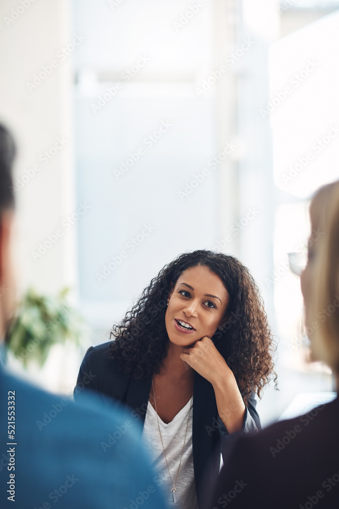 会说话的心理学家在诊所为一对夫妇提供常规婚姻治疗咨询。好奇，自信