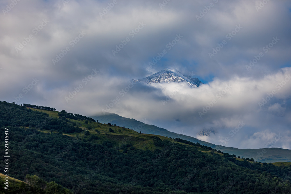 北奥塞梯上菲亚格登的雪山山顶